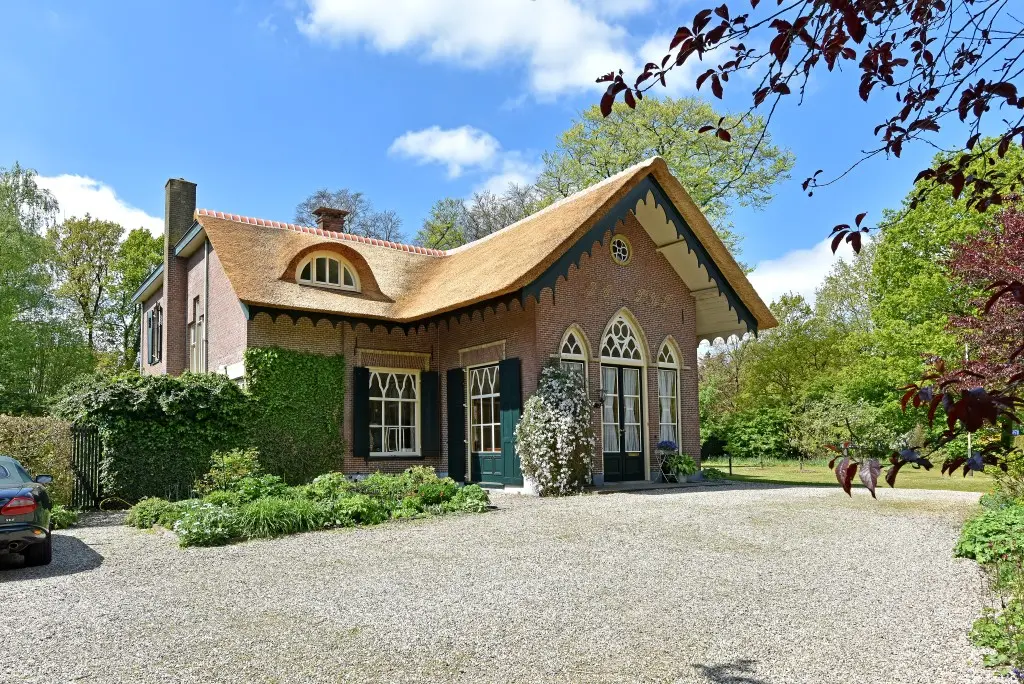 Mooi object met rietgedekte dak in Driebergen Rijsenburg