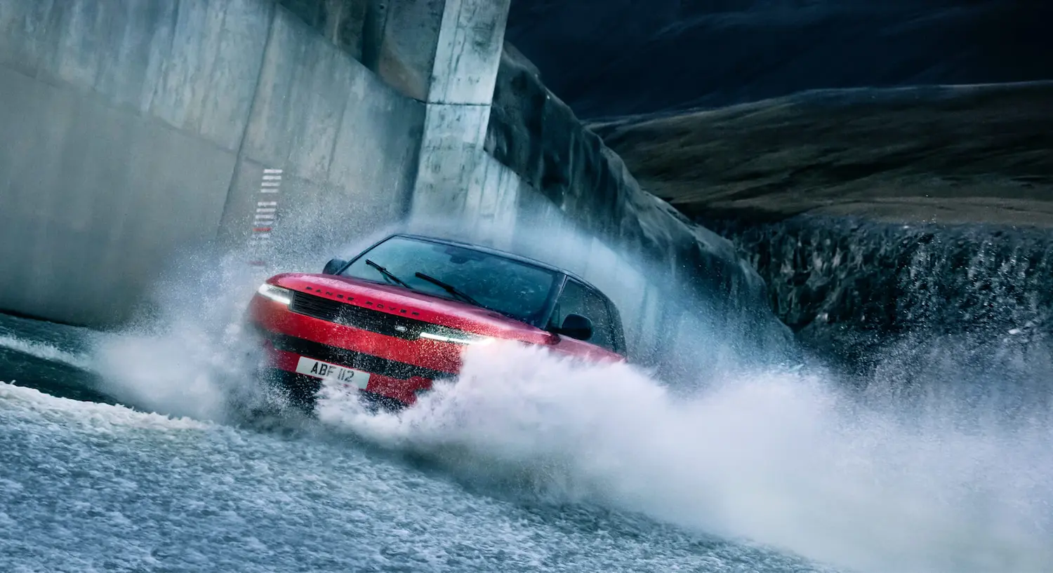 Een Range Rover rijdt hier door water
