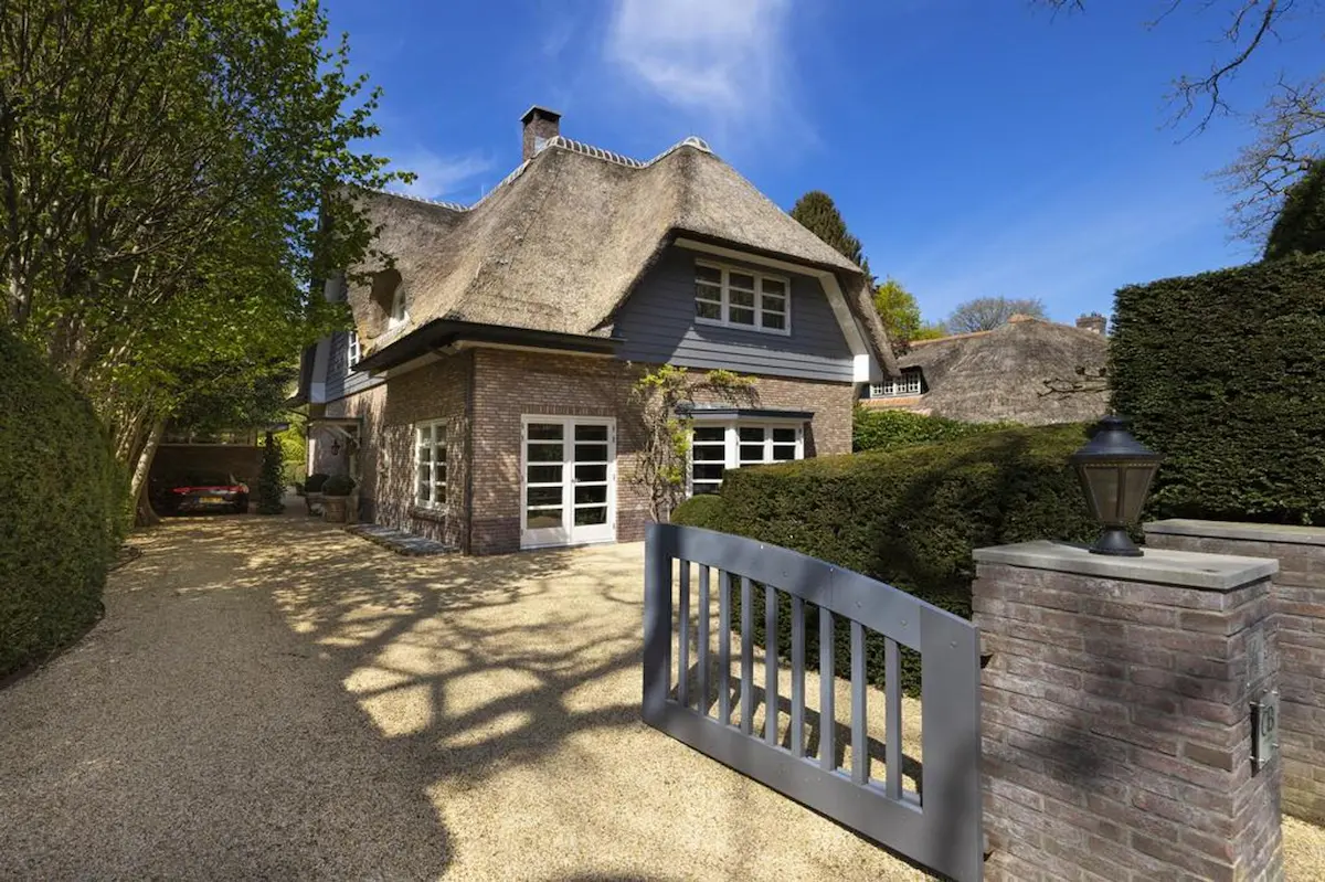 Een rietgedekte woning in Blaricum