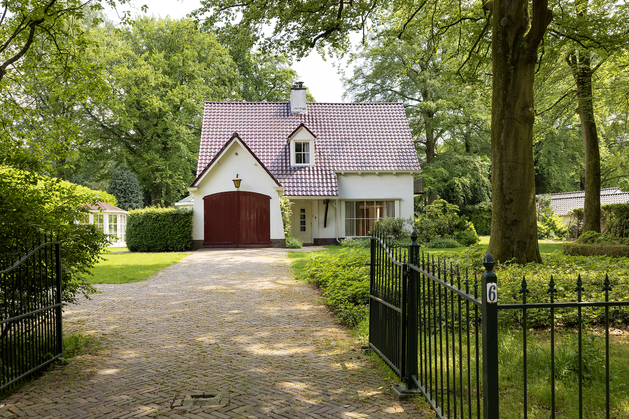 Huis met hek in Hilversum